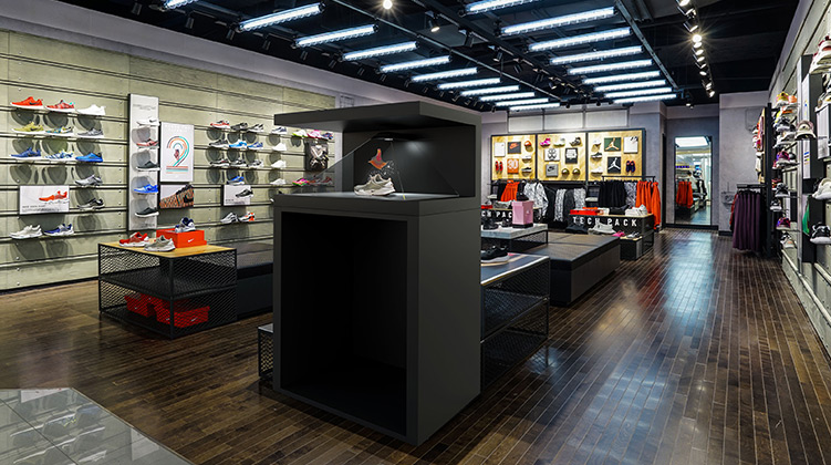 Pyramide holographique XL3 magasin de chaussure