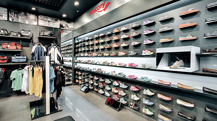 Vitrine holographique magasin chaussures