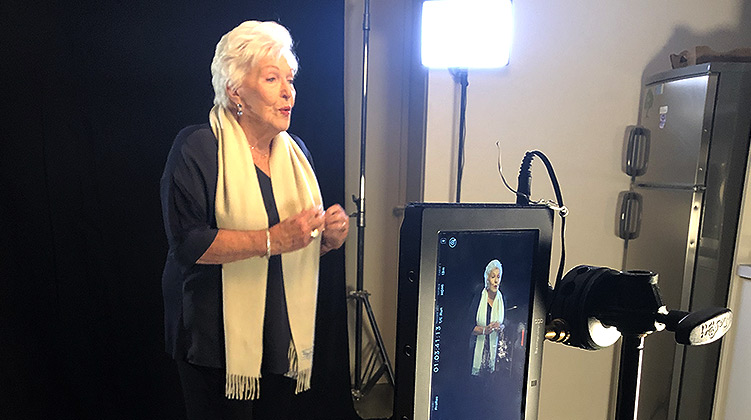 Prise de vue fond noir Line Renaud